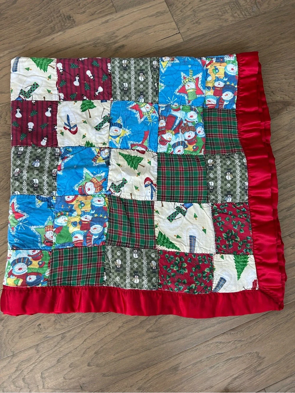 Vintage Xmas Quilt Satin Red Trim Holiday Christmas Festive Seasonal
